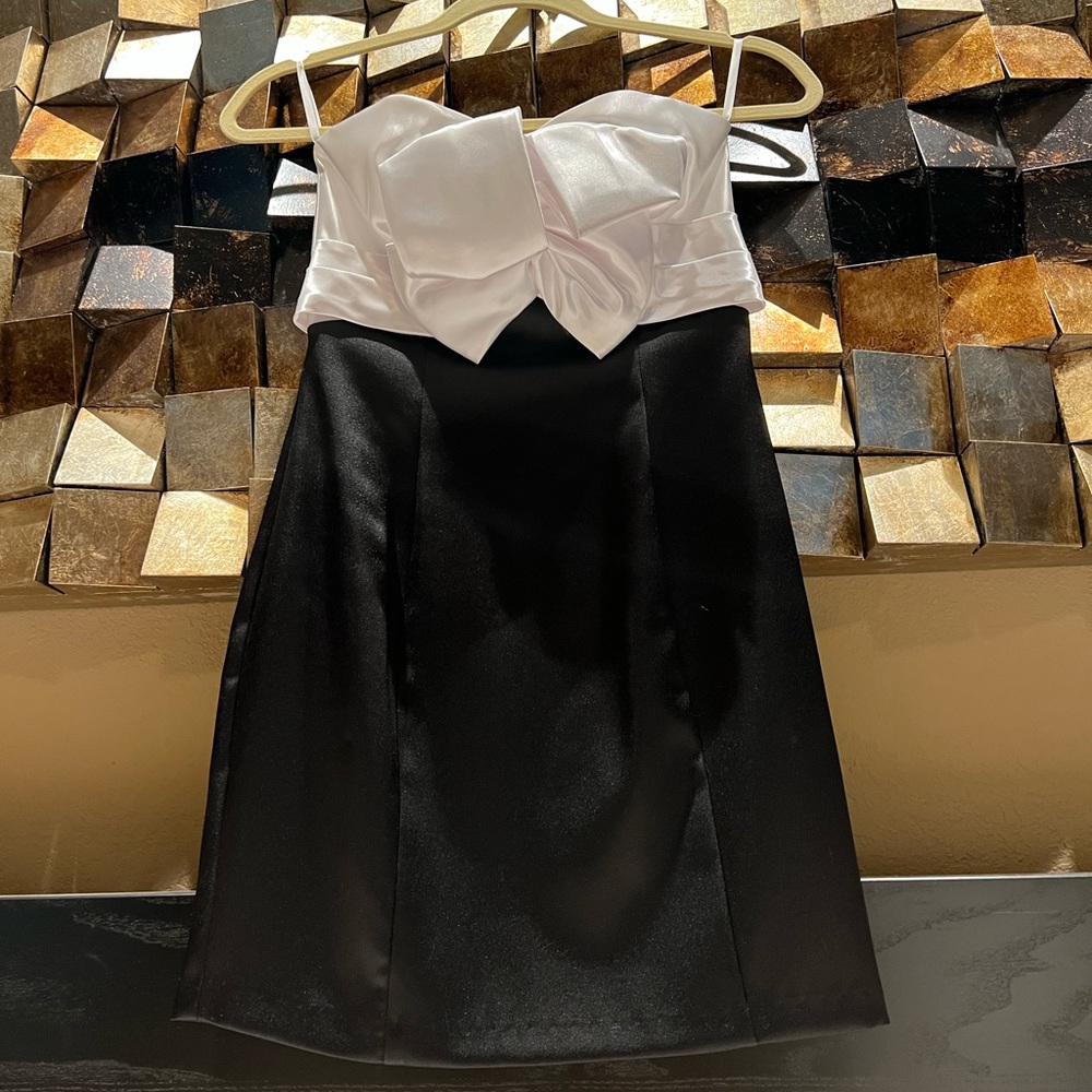 JESSICA McCLINTOCK *worn once Short black & white dress. Size 1.